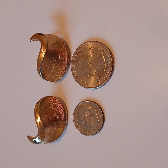 Vintage Signed Trifari Gold Wave Clip-On Earrings - Picture 7 of 7